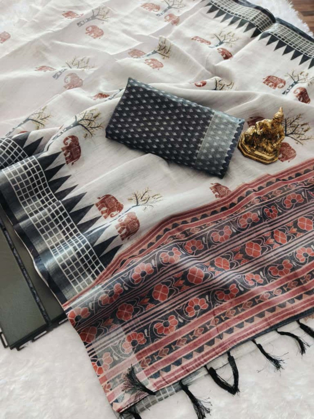Elegant Grey Linen Saree With Elephant Print and Zig Zag Geometric Border - Image 3