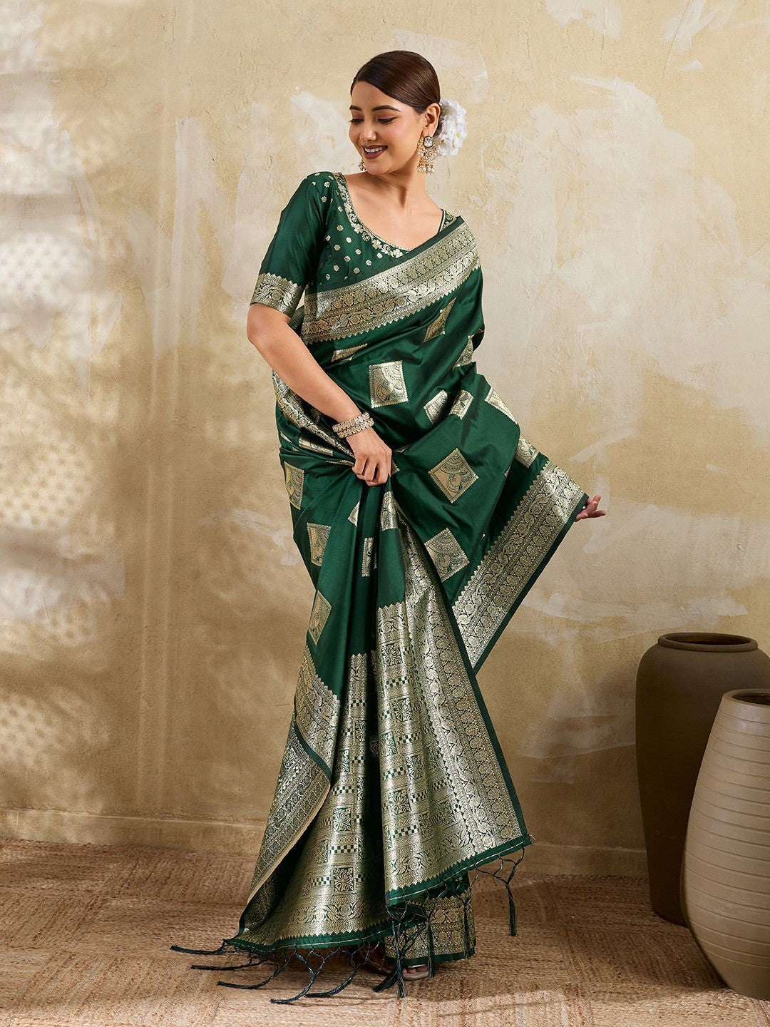 Green Peacock & Floral Motif Zari Weaving Silk Blend Saree With Unstitched Blouse Peice - Image 5