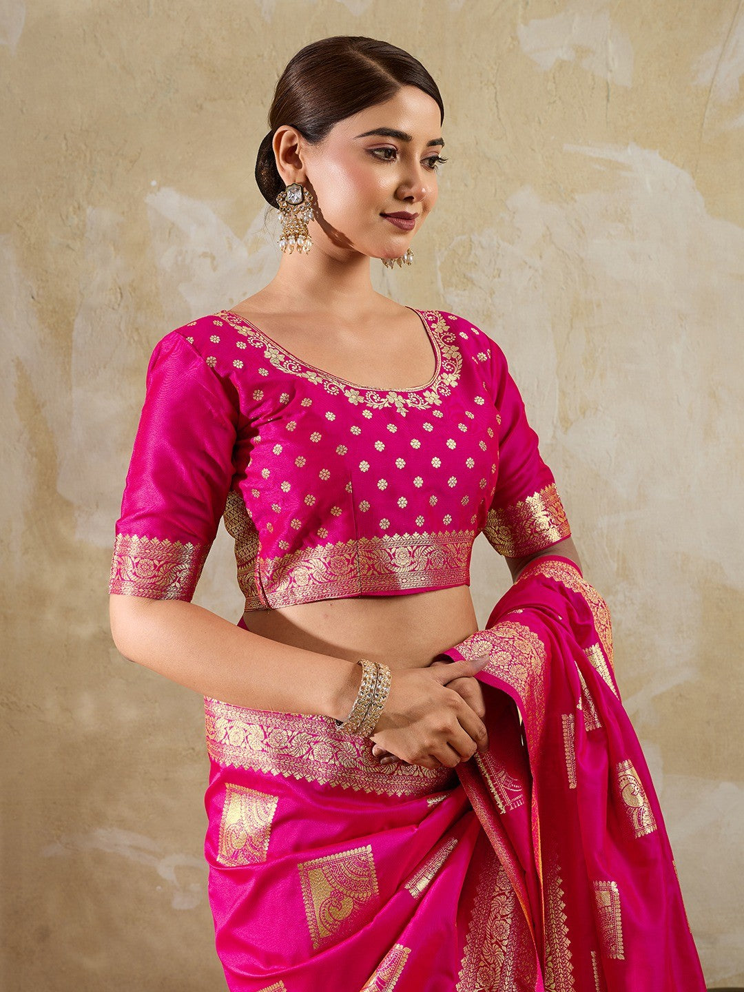 Elegant Magenta Silk Blend Zari Work Saree for Festive Occasions - Image 4