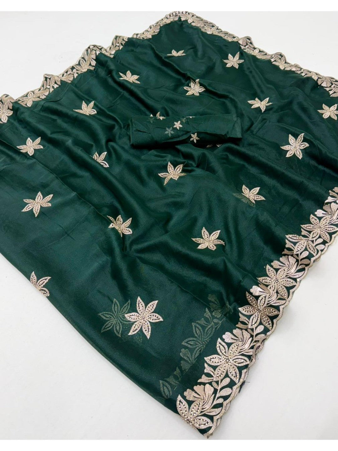 Elegant Green Georgette Saree with Floral Thread Work Embroidery - Image 3