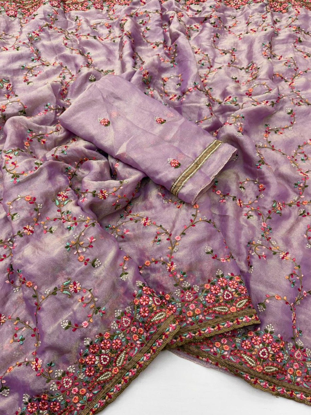 Lavender Georgette Saree with Exquisite Thread Work Embroidery - Image 2