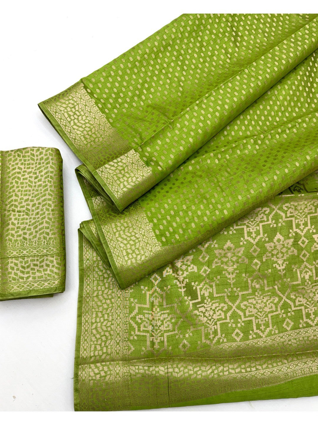Rich Green Cotton Silk Saree with Zari Weaving Refined Ethnic Wear - Image 2