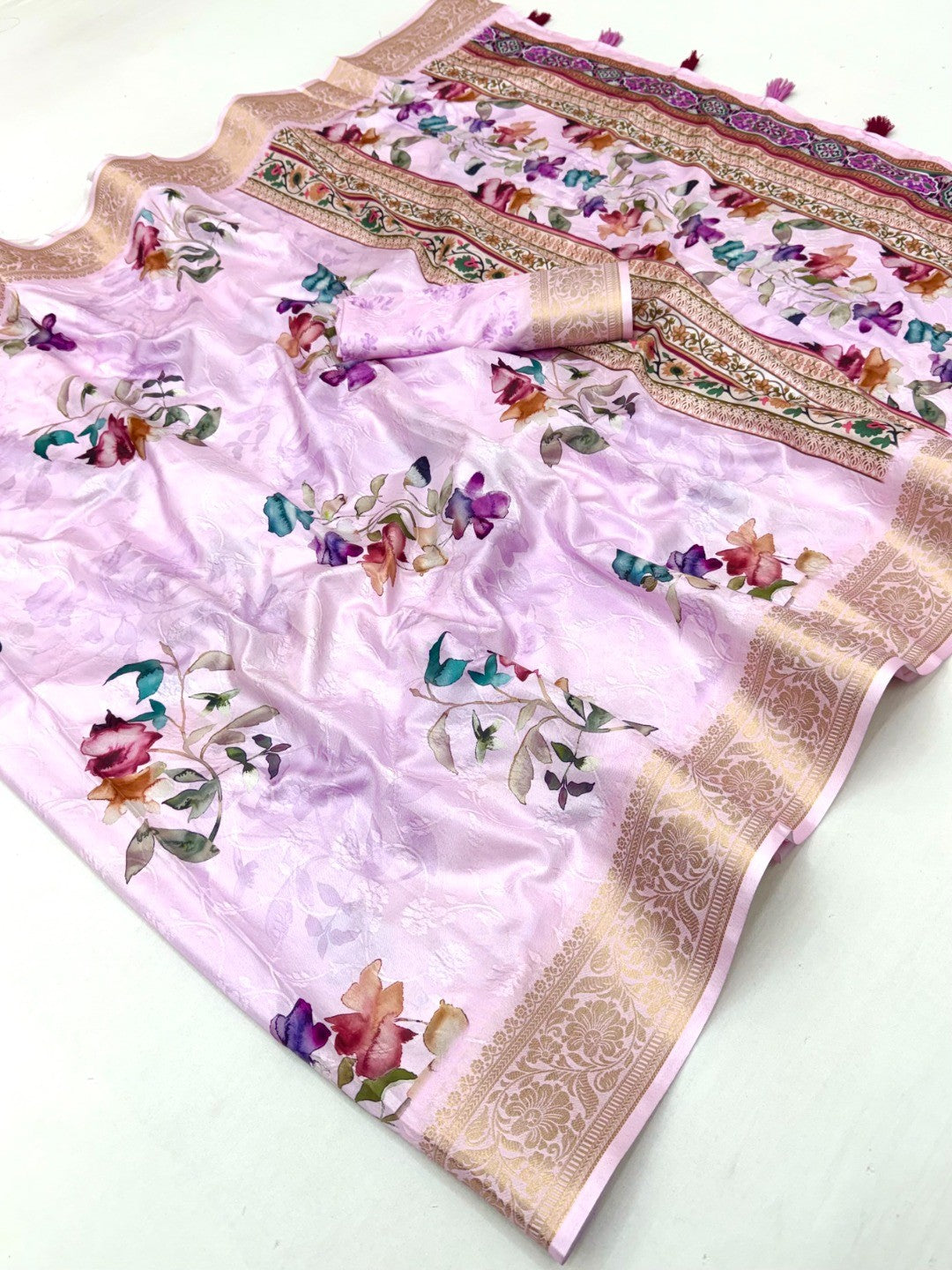 Stylish Light Lilac Pink Floral Digital Printed Dola Silk Saree With Elegant Woven Border - Image 2