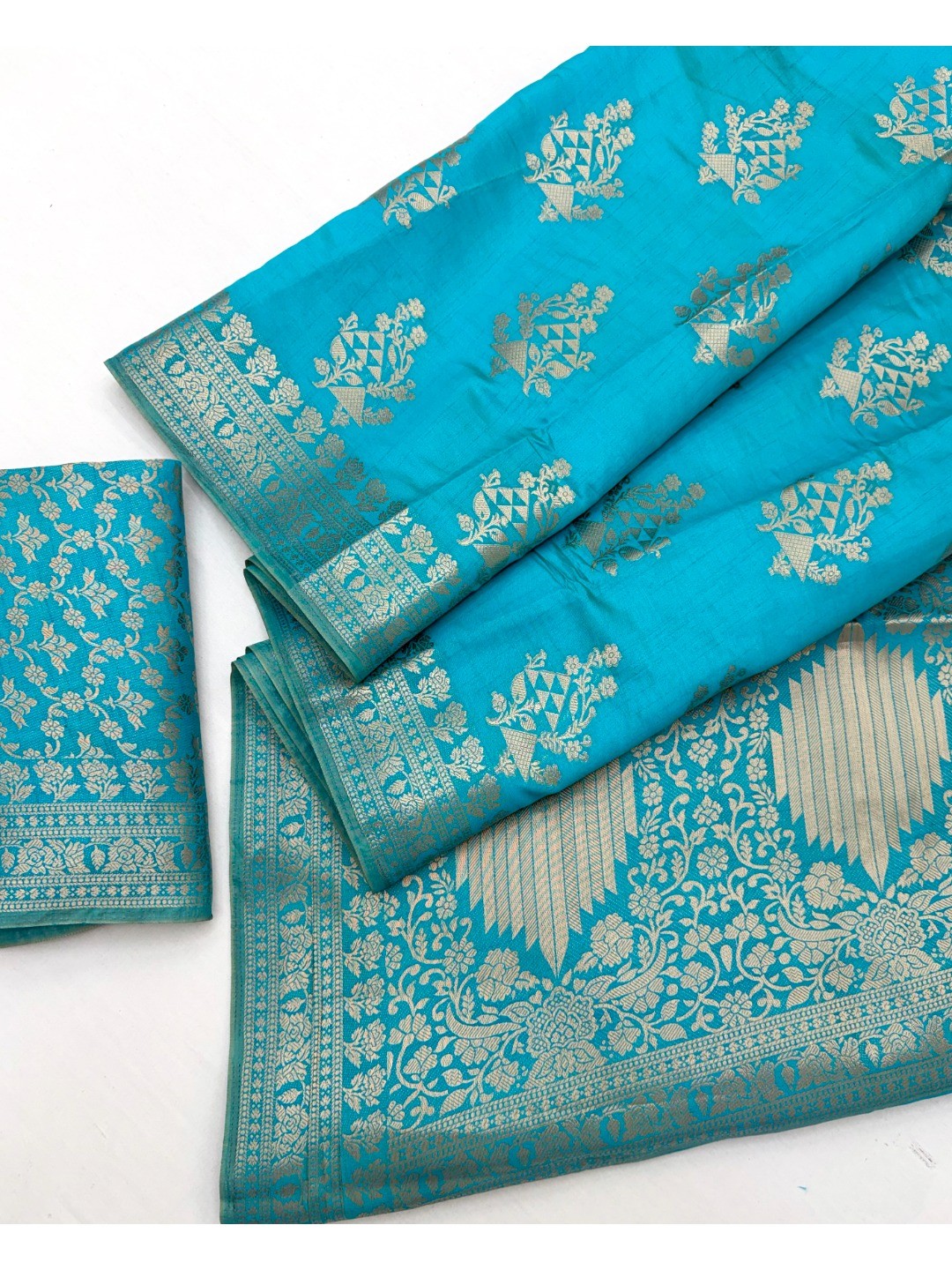 Stylish Blue Crepe Saree with Floral Zari Work Elegant Occasion Wear - Image 2