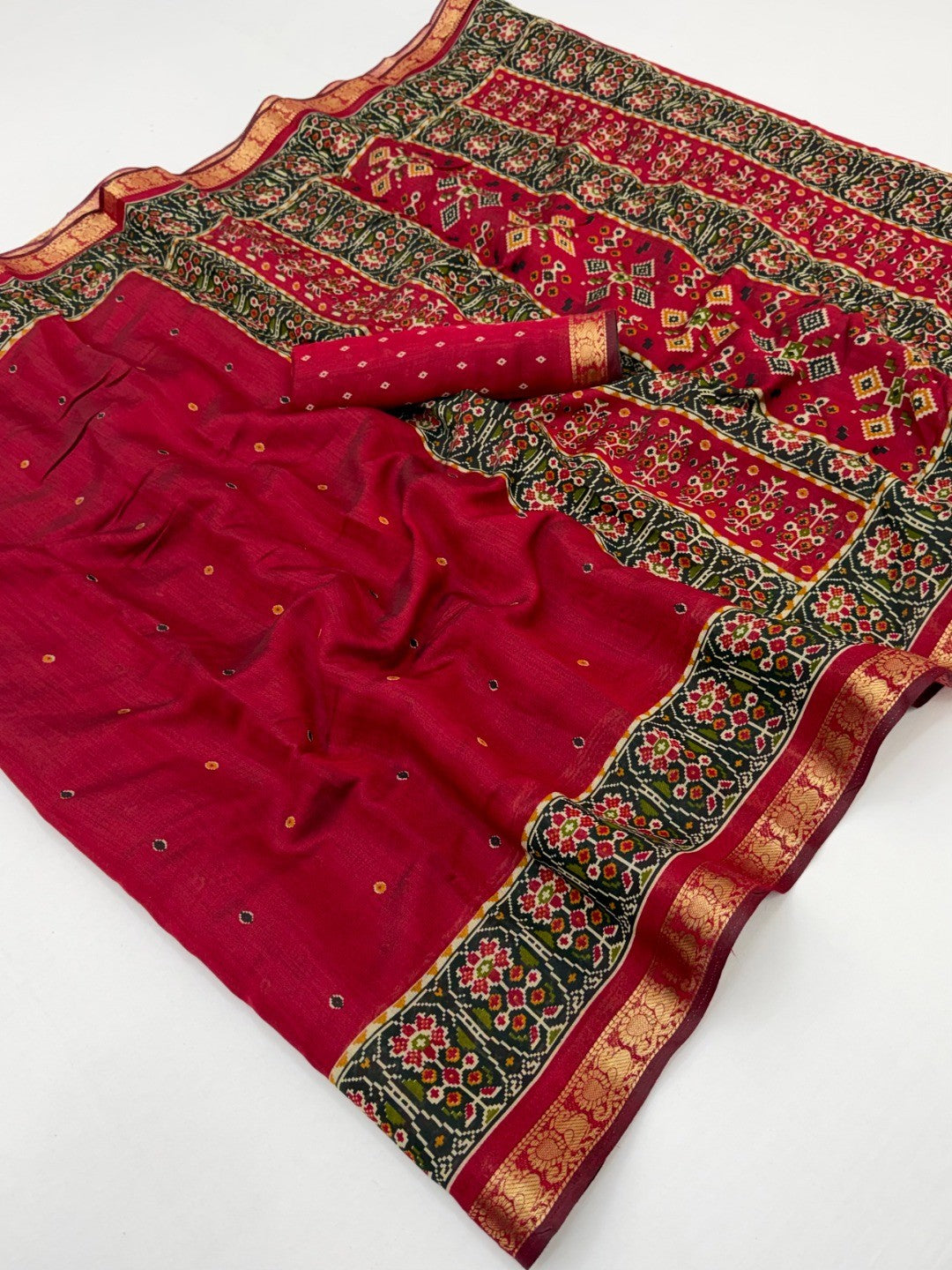 Elegant Red Viscose Saree with Jacquard Zari Border and Fancy Print - Image 2