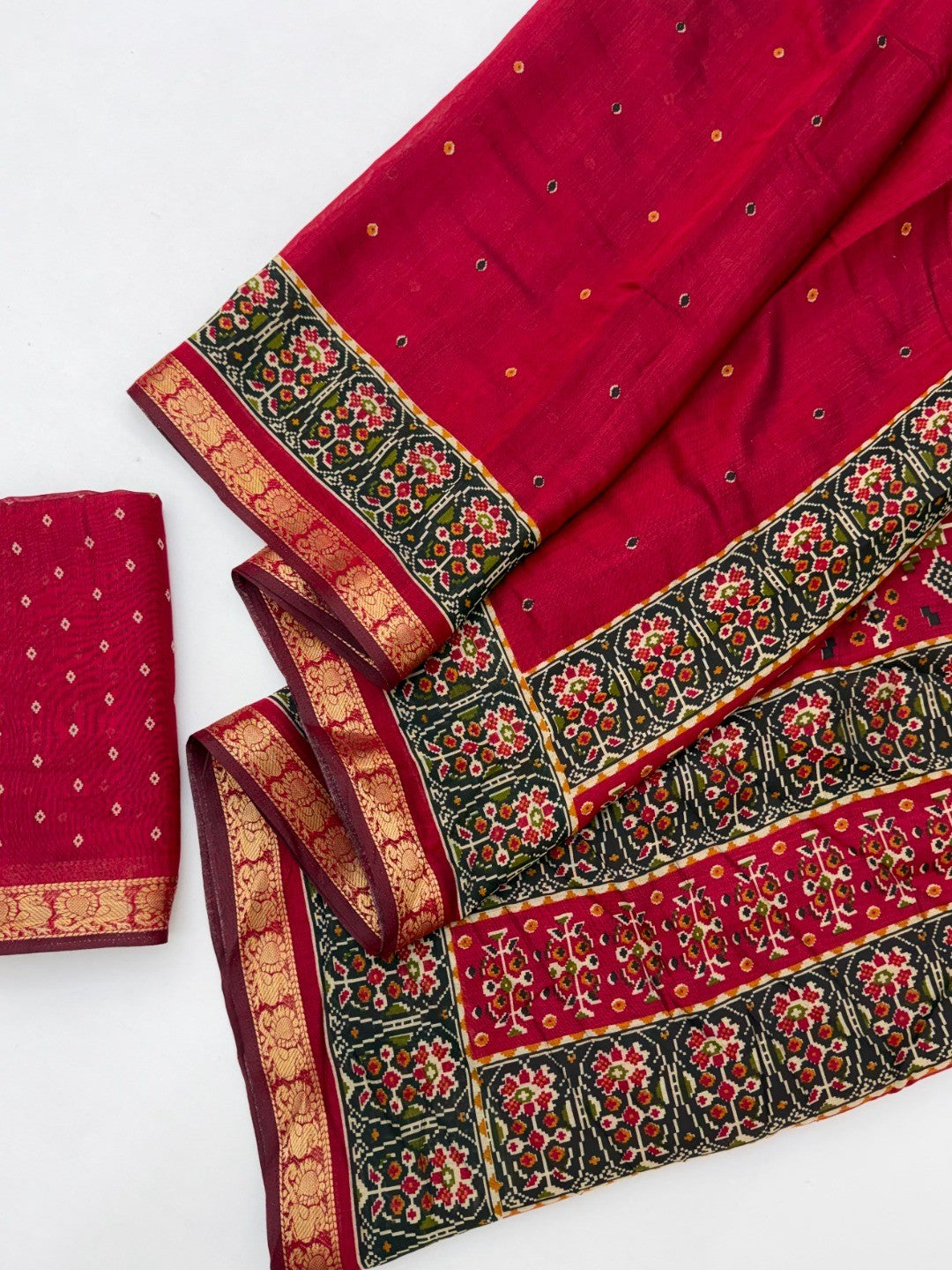 Elegant Red Viscose Saree with Jacquard Zari Border and Fancy Print - Image 3