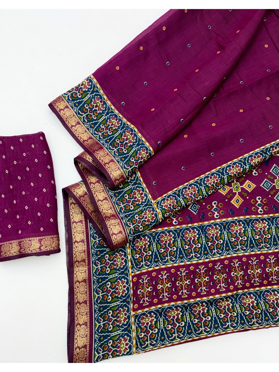 Wine Viscose Saree with Jacquard Zari Border and Fancy Print - Image 3