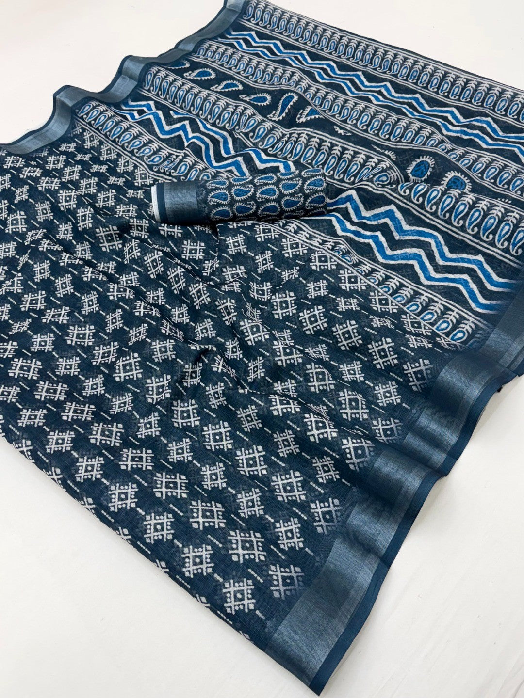 Blue Digital Printed Cotton Saree with Elegant Zari Border Everyday Ethnic Wear - Image 2