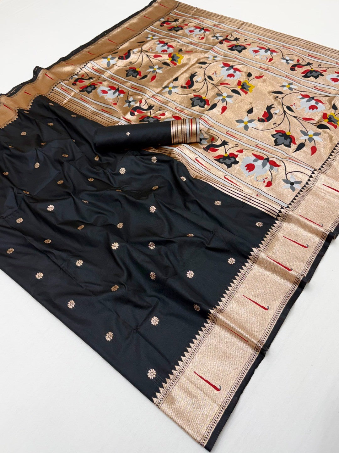 Traditional Black Floral Zari Weaving Silk Paithani Saree With Intricate Designer Pallu - Image 3