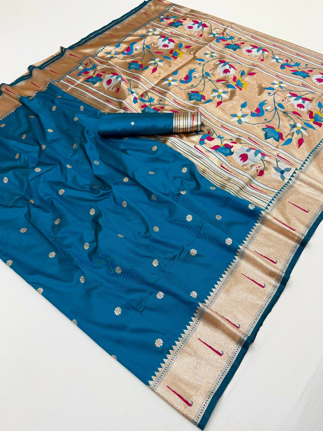 Traditional Blue Floral Zari Weaving Silk Paithani Saree With Intricate Designer Pallu - Image 3