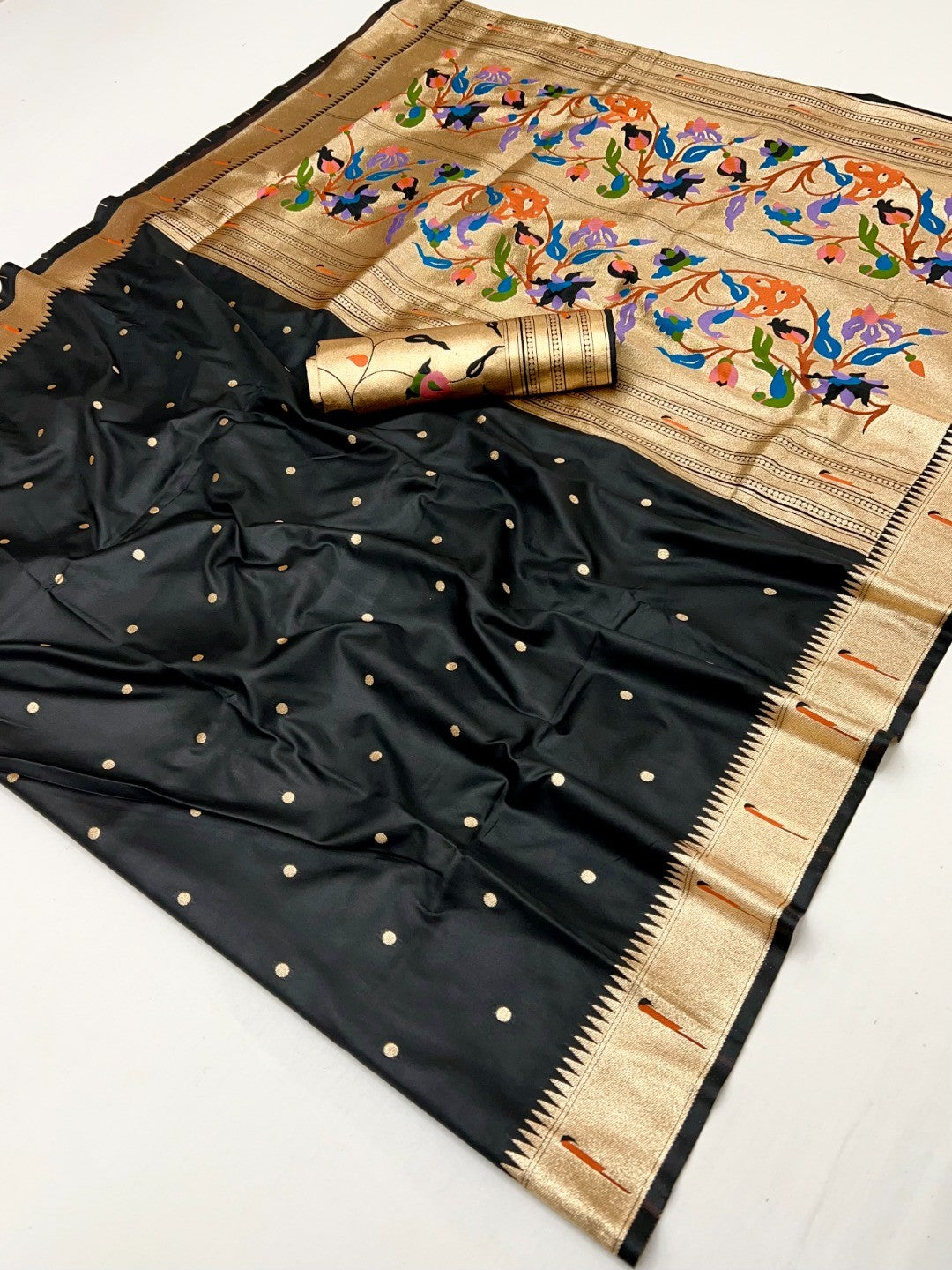 Elegant Black Banarasi Silk Paithani Saree with Floral Zari Pallu - Image 2