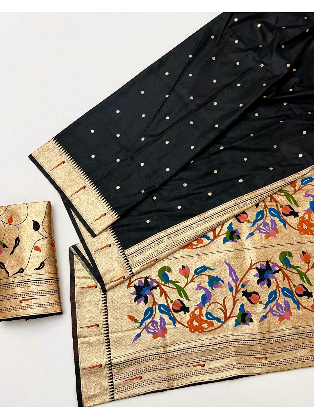 Elegant Black Banarasi Silk Paithani Saree with Floral Zari Pallu - Image 3