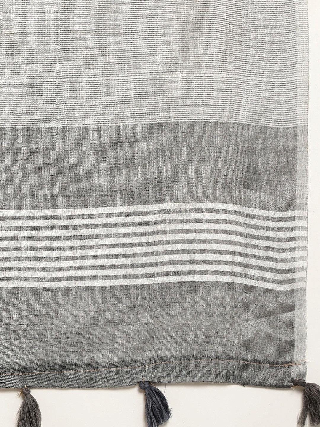 Grey Linen Saree with Subtle Zari Detailing Lightweight Occasion Wear - Image 3