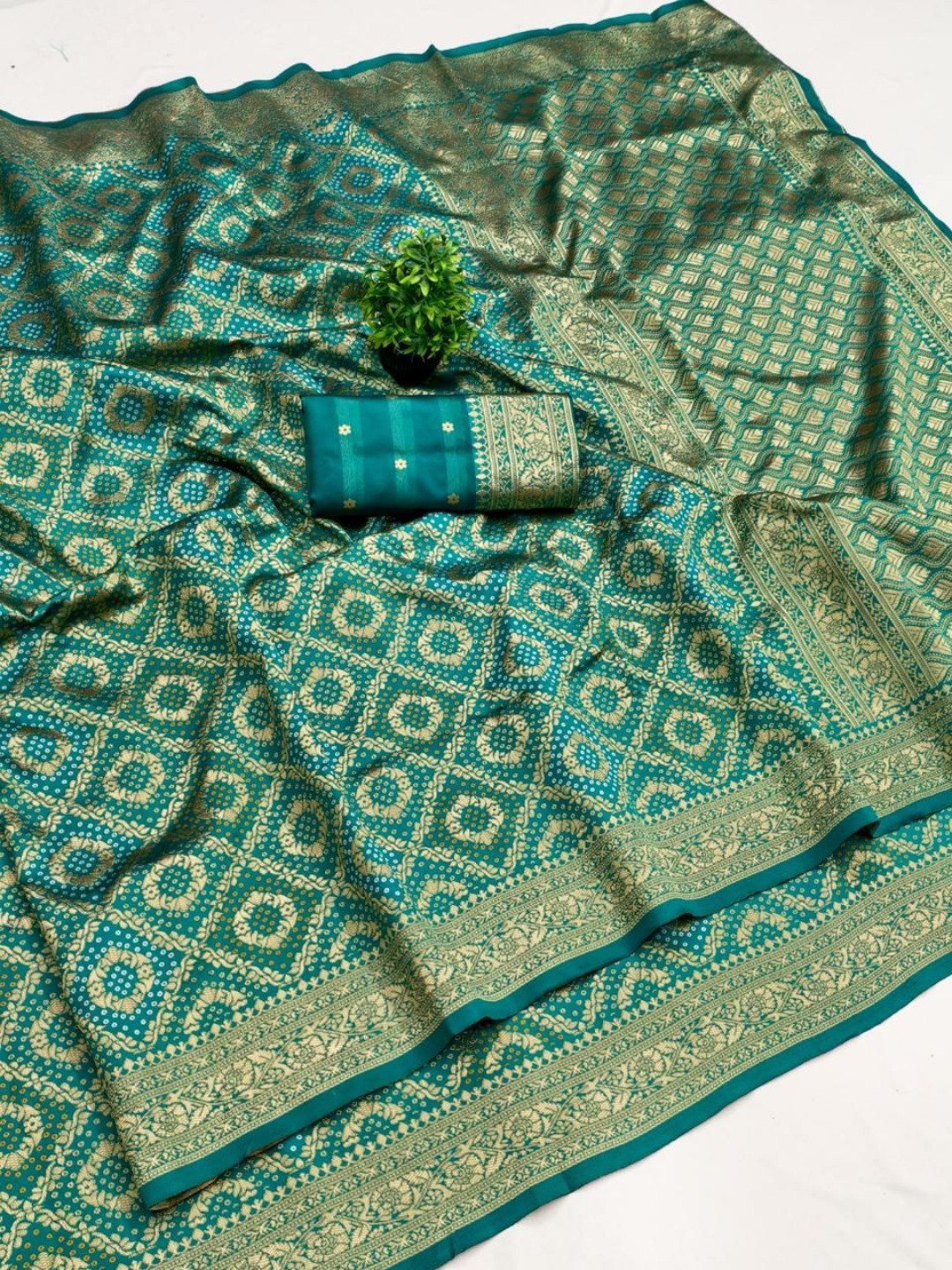 Classic Rama Green Silk Blend Saree with Zari Work Refined Festive Appeal - Image 2
