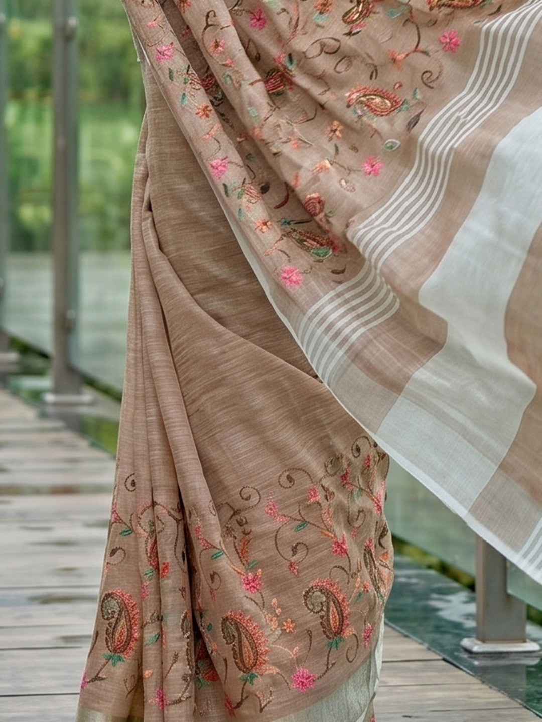 Elegant Brown Floral & Paisley Embroidered Linen Saree With Intricate Thread Work - Image 5