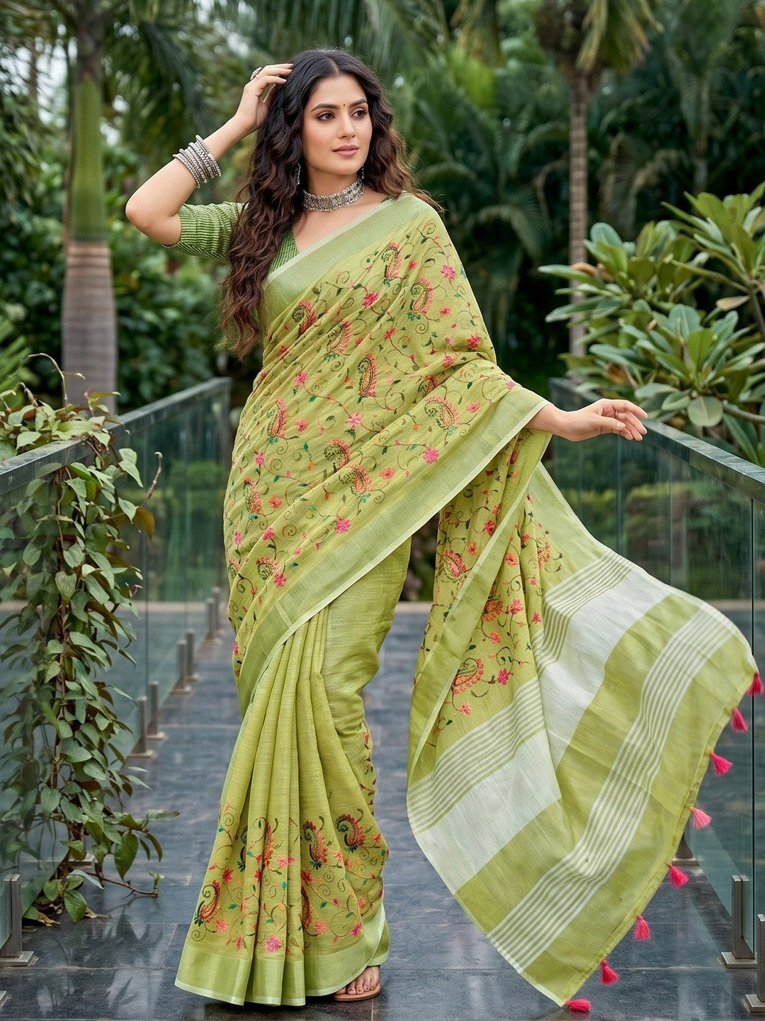 Elegant Green Floral & Paisley Embroidered Linen Saree With Intricate Thread Work - Image 4