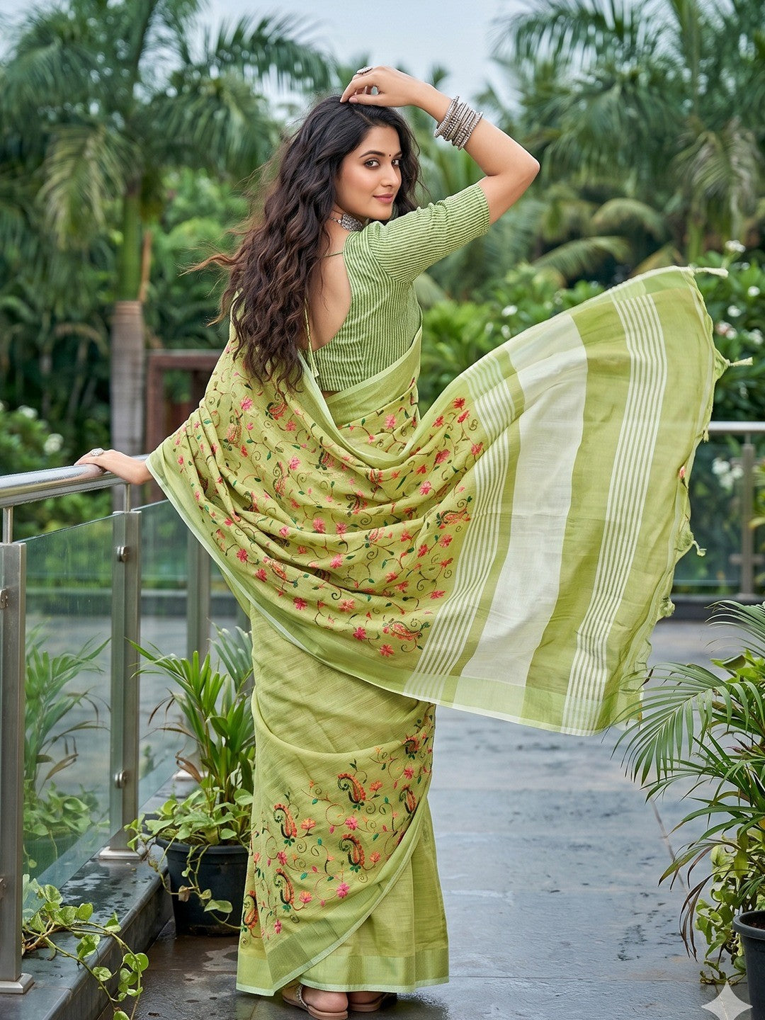 Elegant Green Floral & Paisley Embroidered Linen Saree With Intricate Thread Work - Image 2