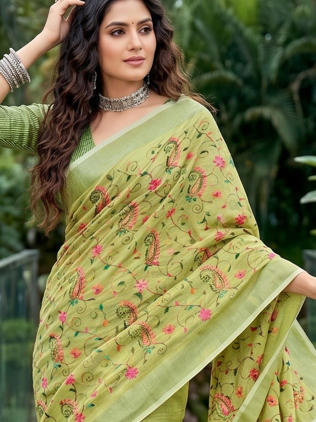 Elegant Green Floral & Paisley Embroidered Linen Saree With Intricate Thread Work - Image 3