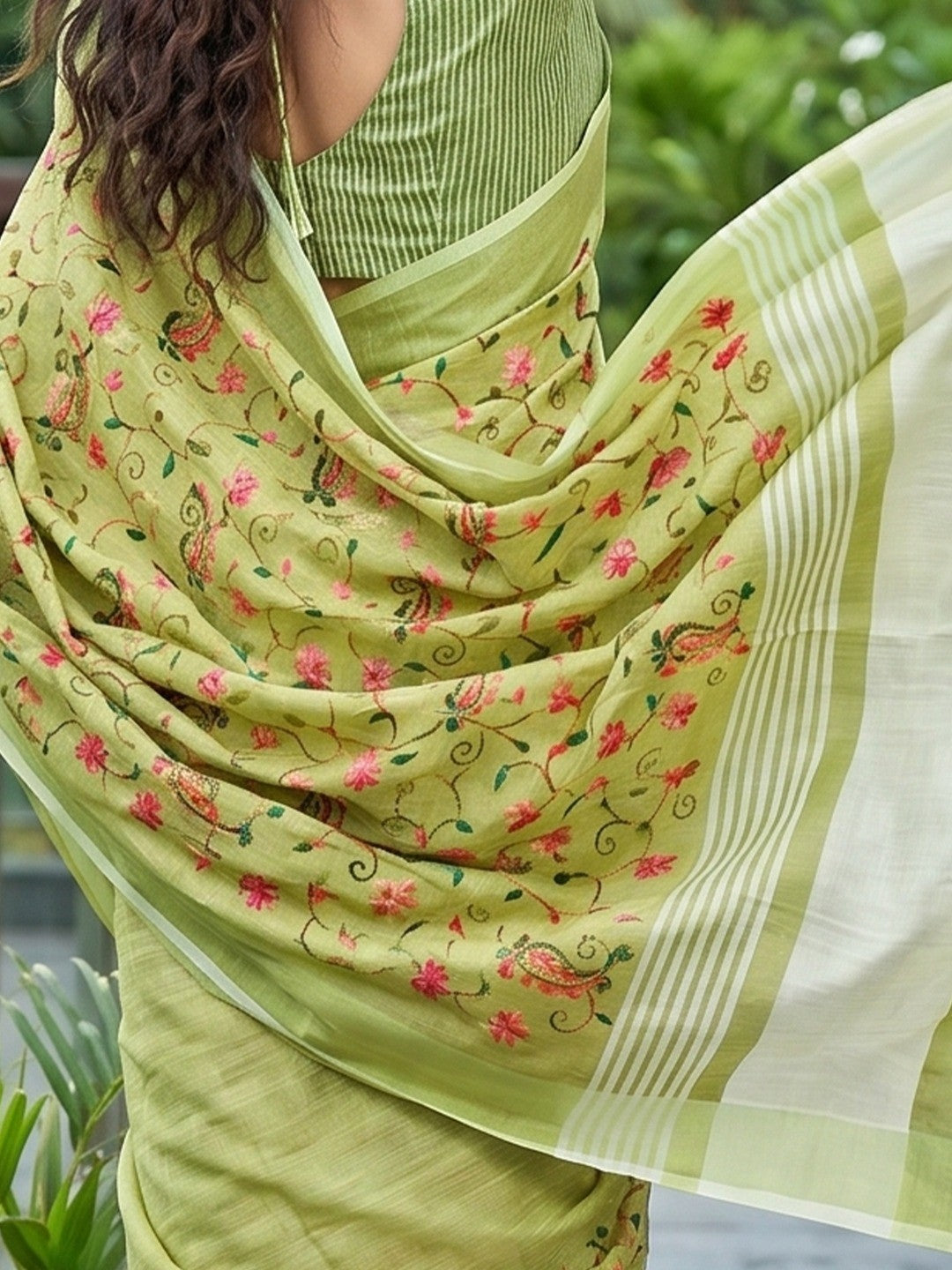 Elegant Green Floral & Paisley Embroidered Linen Saree With Intricate Thread Work - Image 5