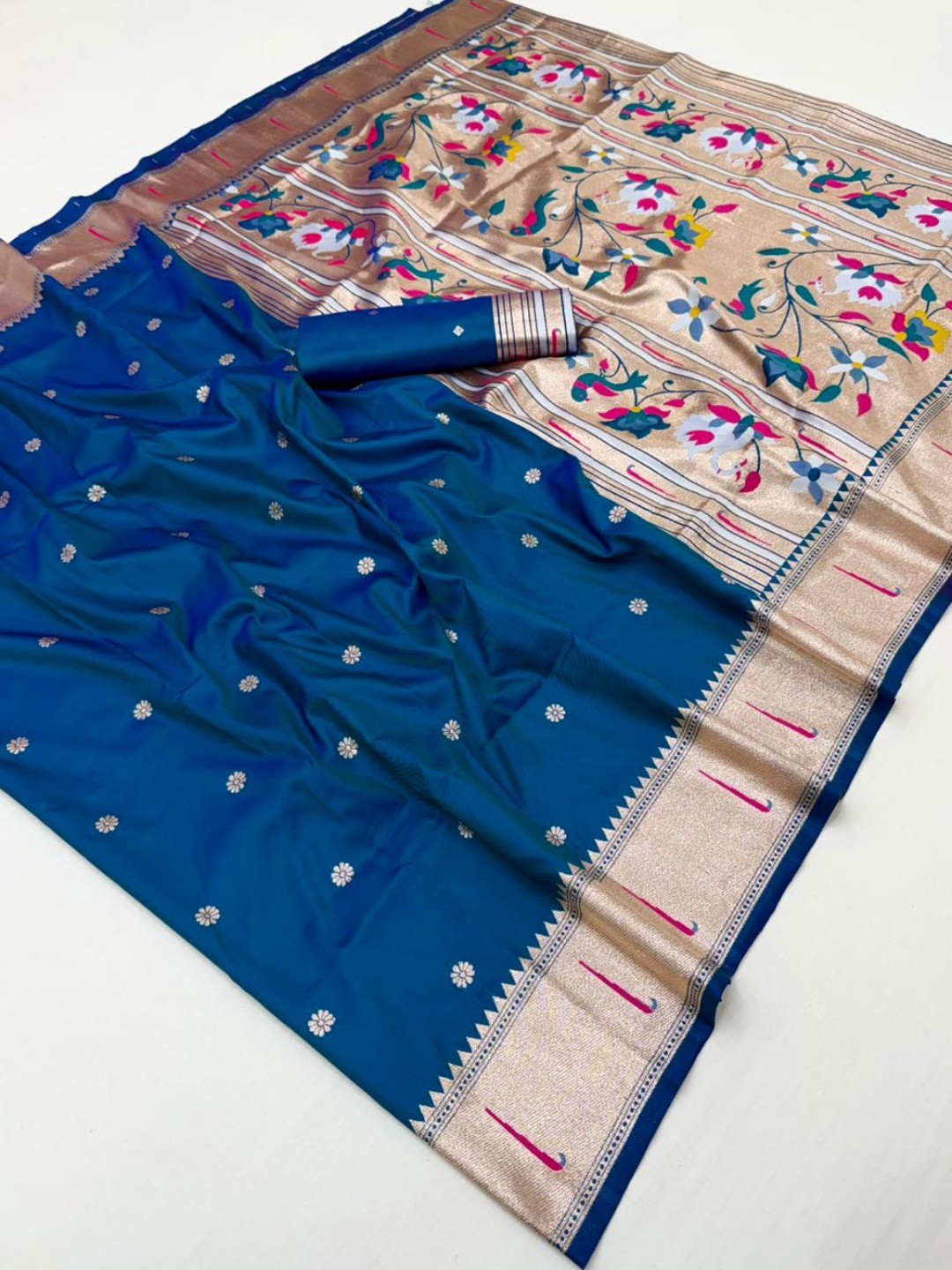 Morpich Blue Floral Weaving Banarasi Silk Paithani Saree With Zari Border & Designer Pallu - Image 3