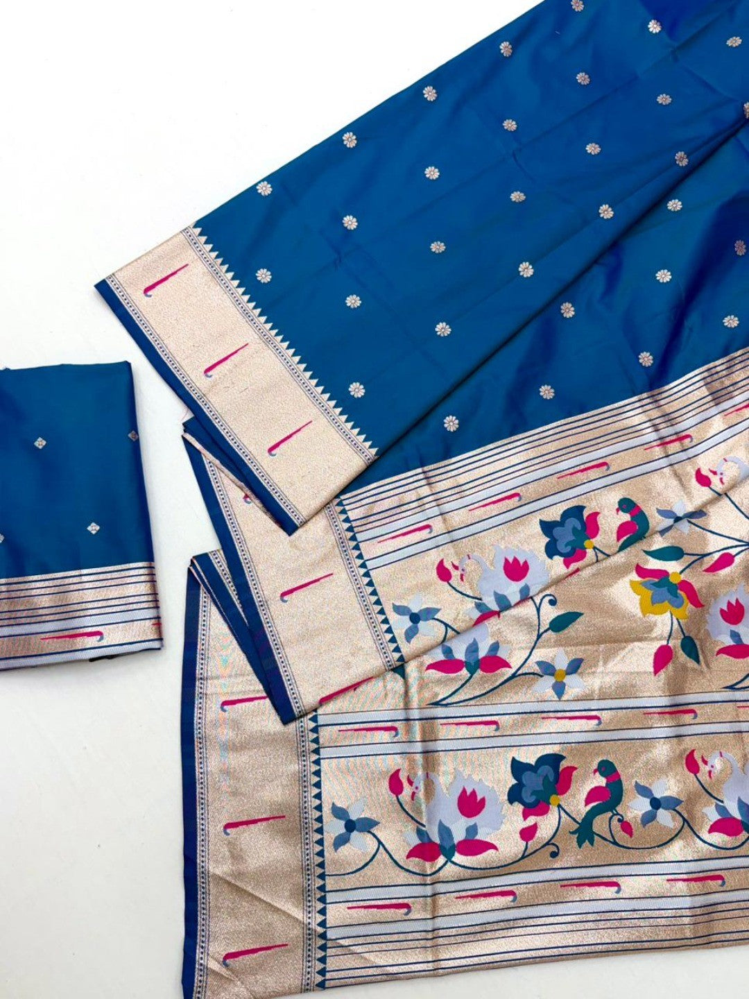 Morpich Blue Floral Weaving Banarasi Silk Paithani Saree With Zari Border & Designer Pallu - Image 2