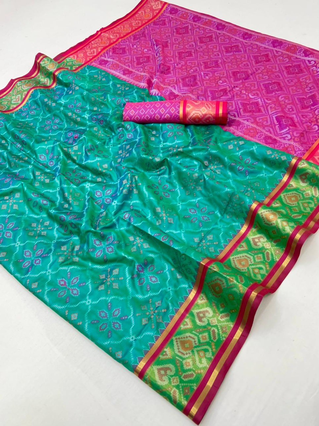 Rama Green Art Silk Patola Weaving Saree with Contrasting Pink Pallu and Border - Image 2