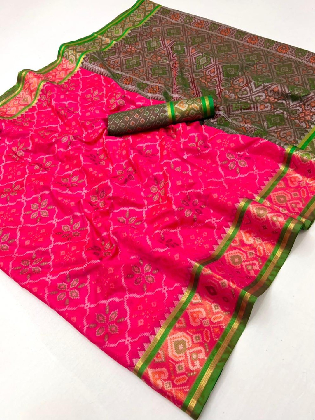 Vibrant Pink Art Silk Patola Weaving Saree with Fancy Weaved Pallu and Blouse - Image 3