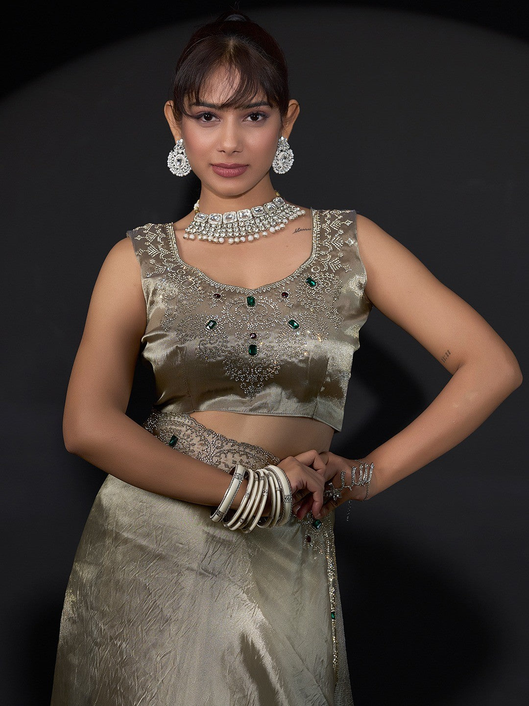 Elegant Grey Kanjivaram Silk Saree With Heavy Stone Work & Pure Kundan Border Detailing - Image 5