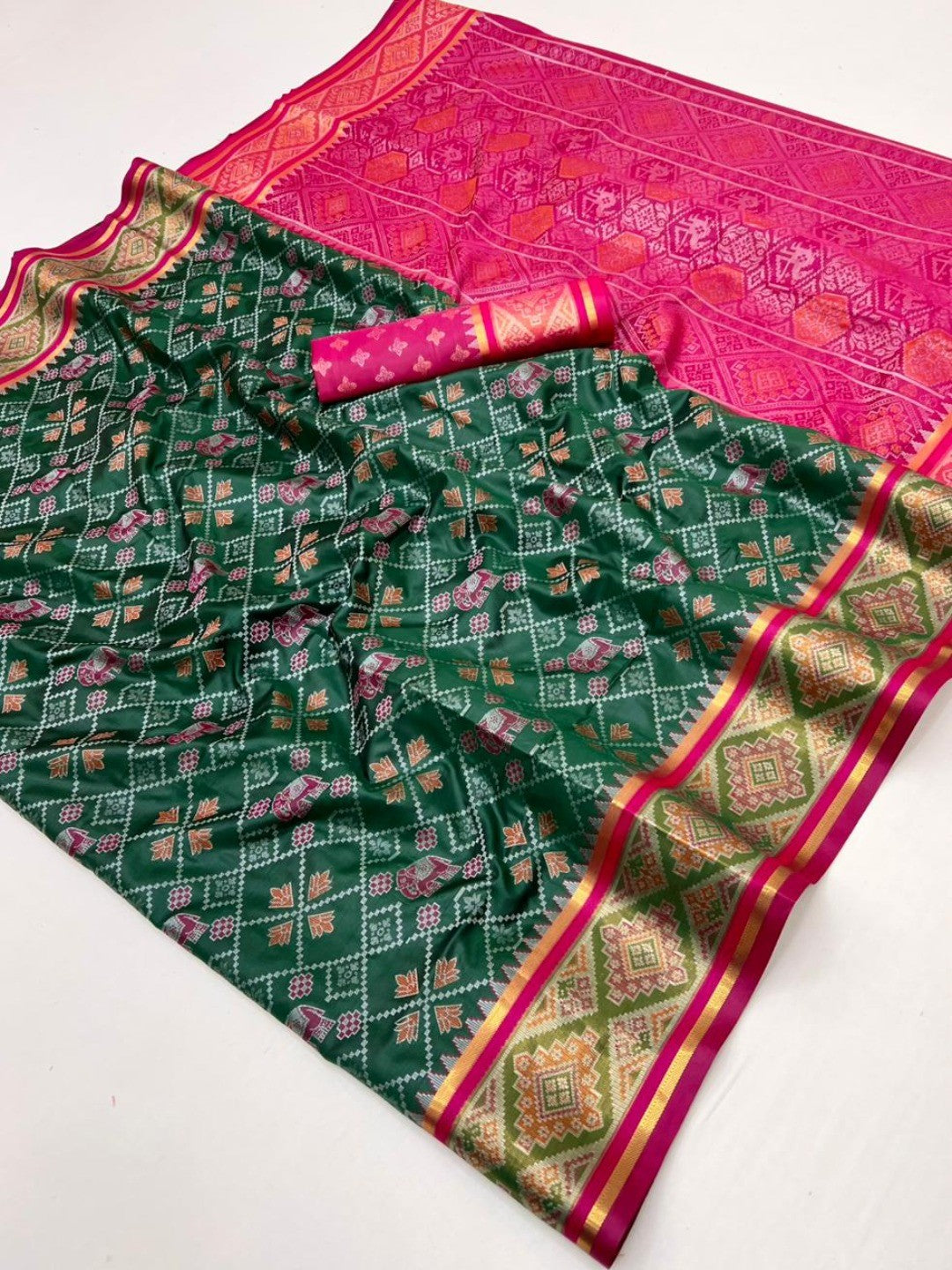 Elegant Green Art Silk Patola Weaving Saree with Fancy Pallu and Blouse - Image 3