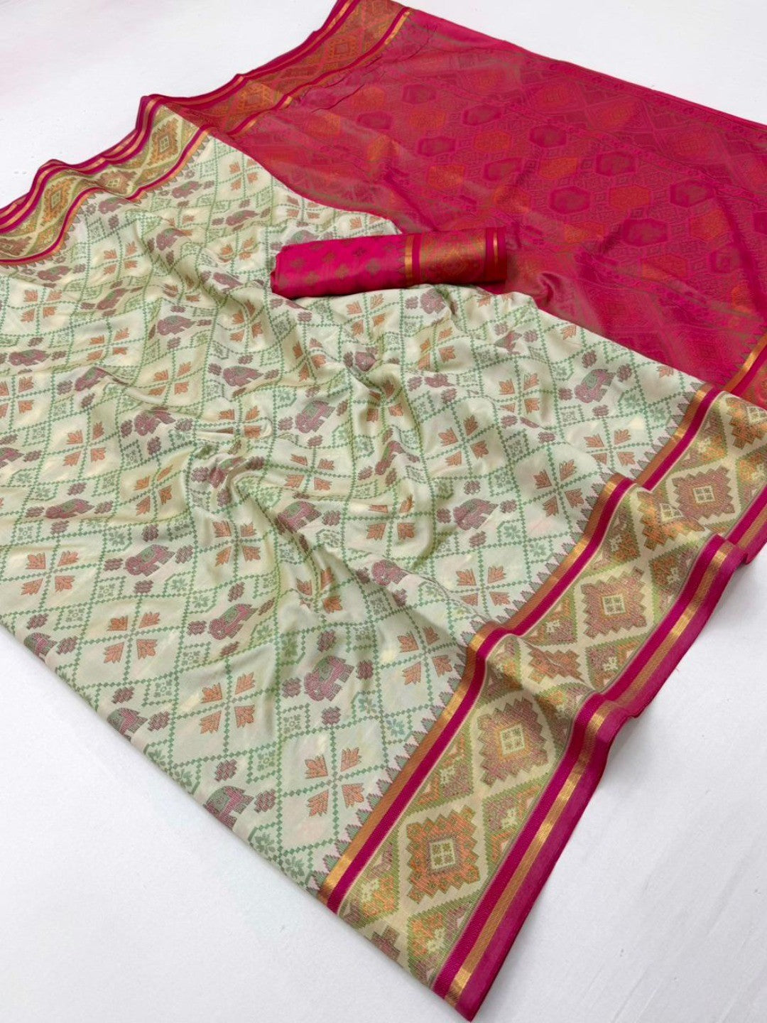 White Art Silk Weaving Patola Saree with Fancy Pallu and Blouse - Image 2