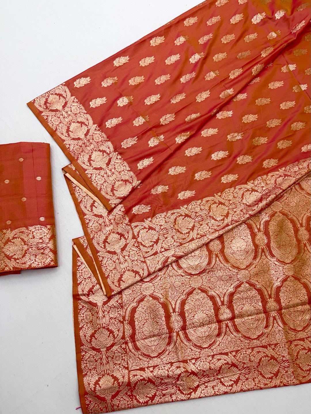 Elegant Coral Pink Floral Zari Weaving Art Silk Saree With Graceful Traditional Craftsmanship - Image 2