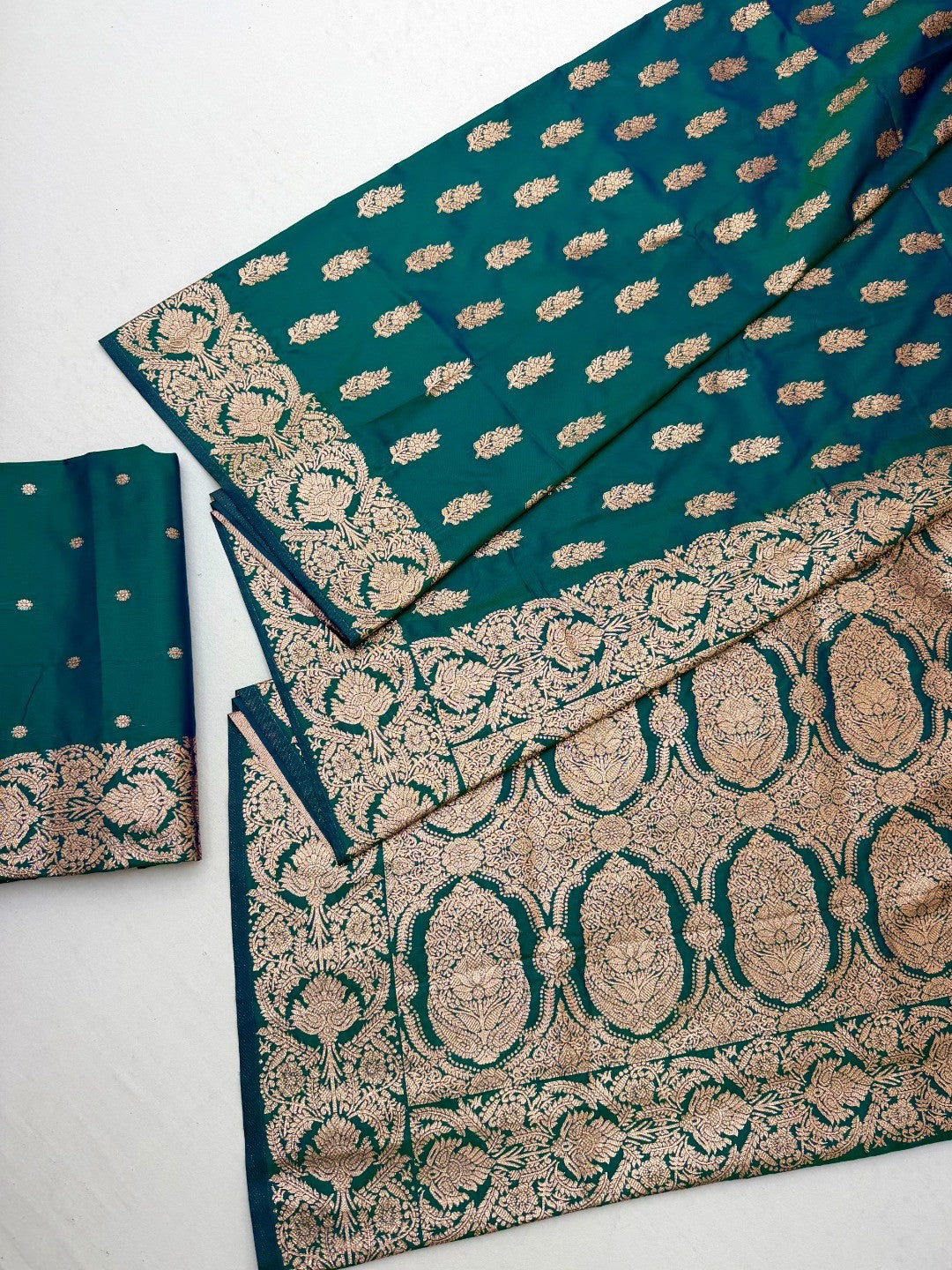 Elegant Green Floral Zari Weaving Art Silk Saree With Graceful Traditional Craftsmanship - Image 3