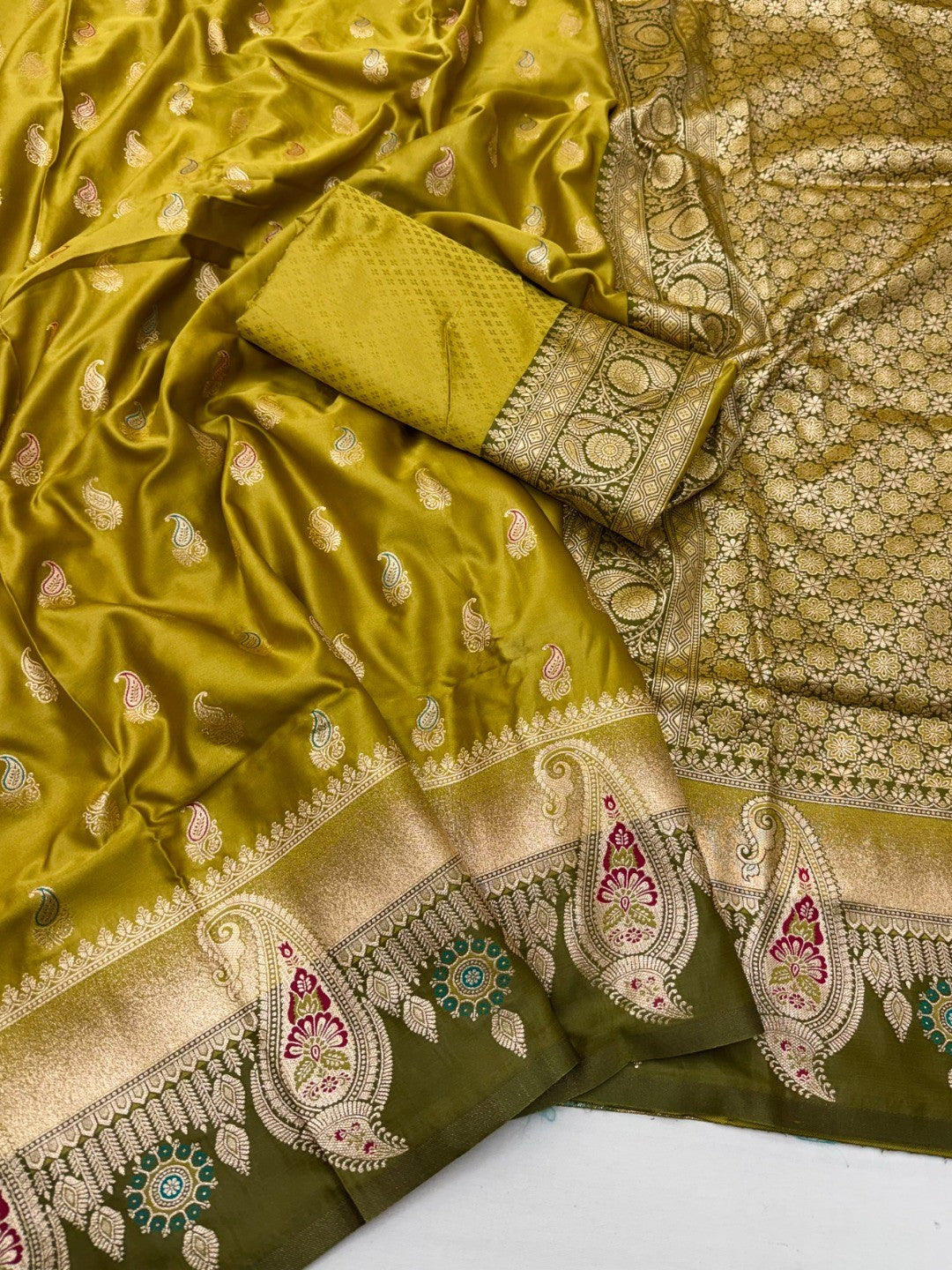 Elegant Green Satin Silk Saree with Intricate Zari Weaving and Paisley Motifs - Image 3