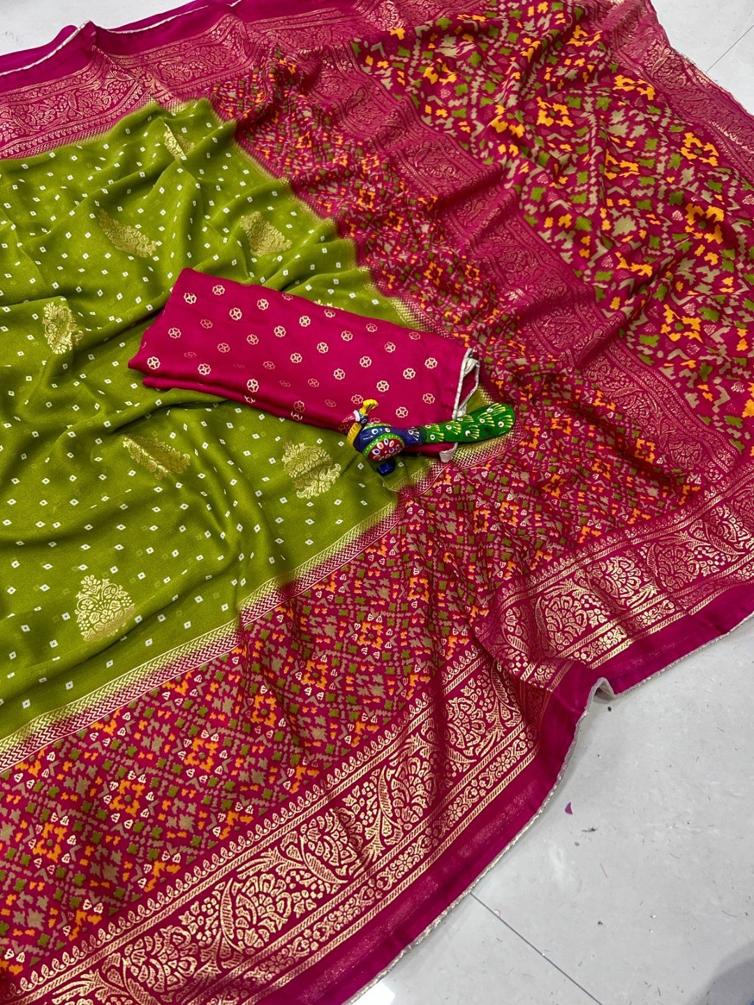 Elegant Green Bandhani Print Georgette Saree with Rich Border - Image 2