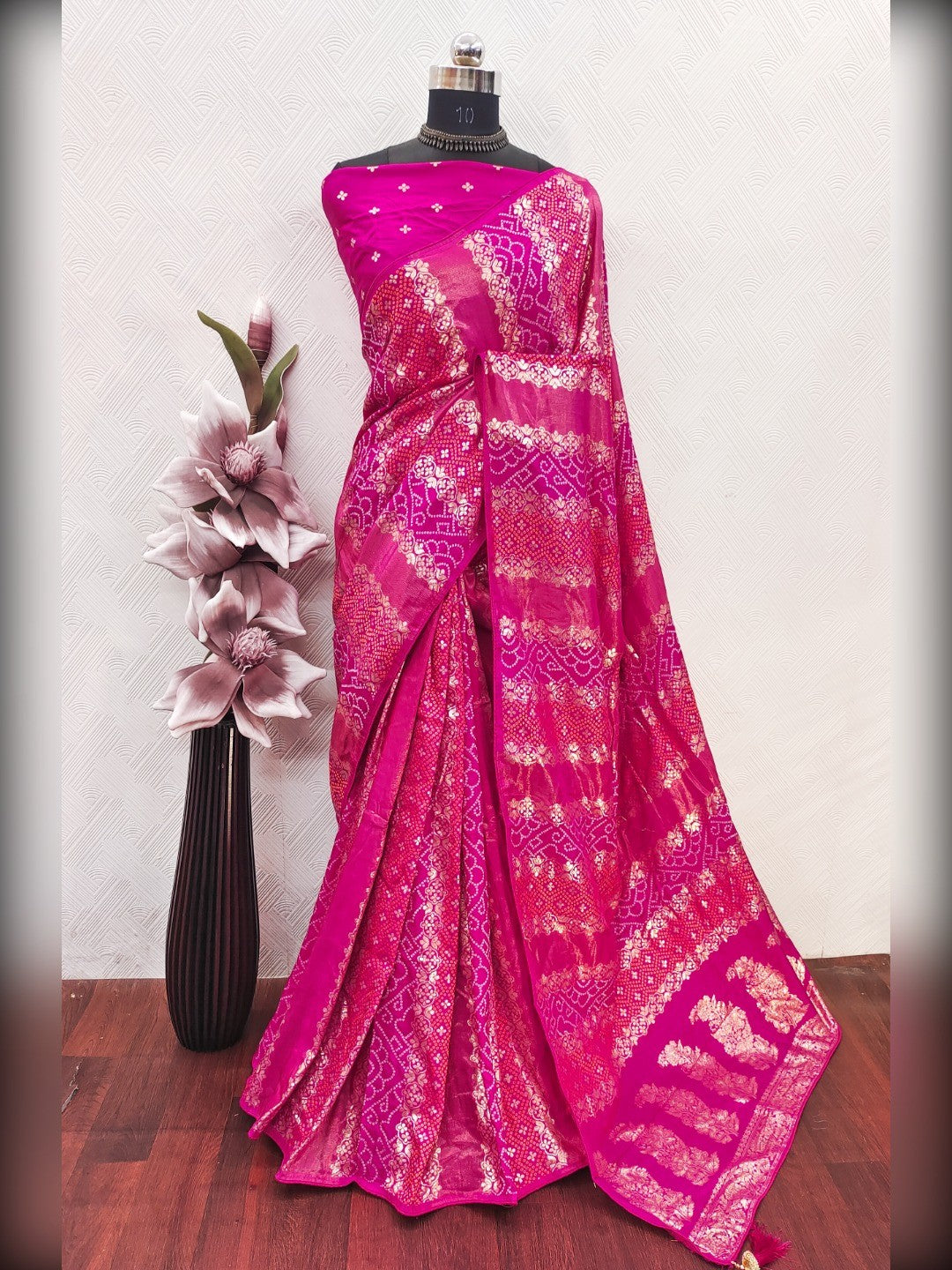 Classic Pink Banarasi Jacquard Saree With Artistic Floral & Bandhani Design Weaving - Image 3