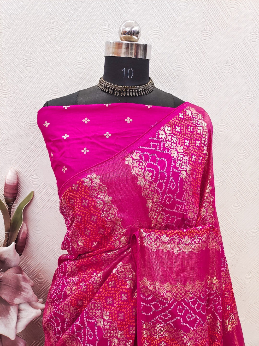 Classic Pink Banarasi Jacquard Saree With Artistic Floral & Bandhani Design Weaving - Image 4