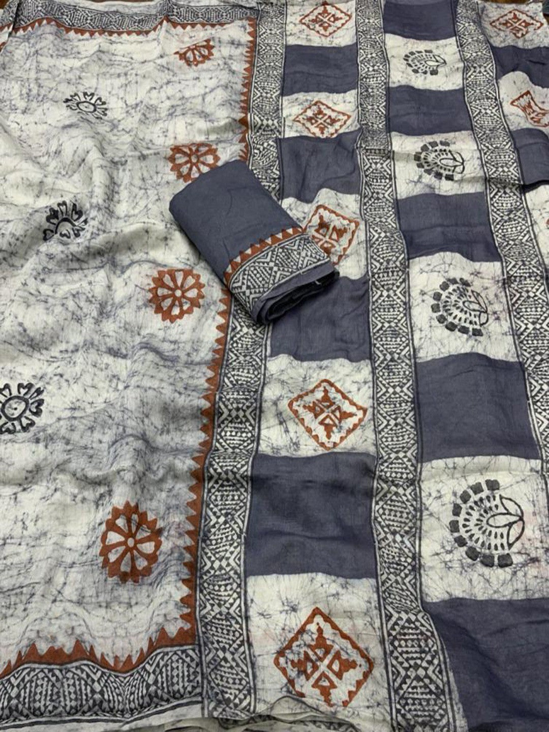 Grey Linen Saree with Hand Block Printed Geometric Patterns - Image 5