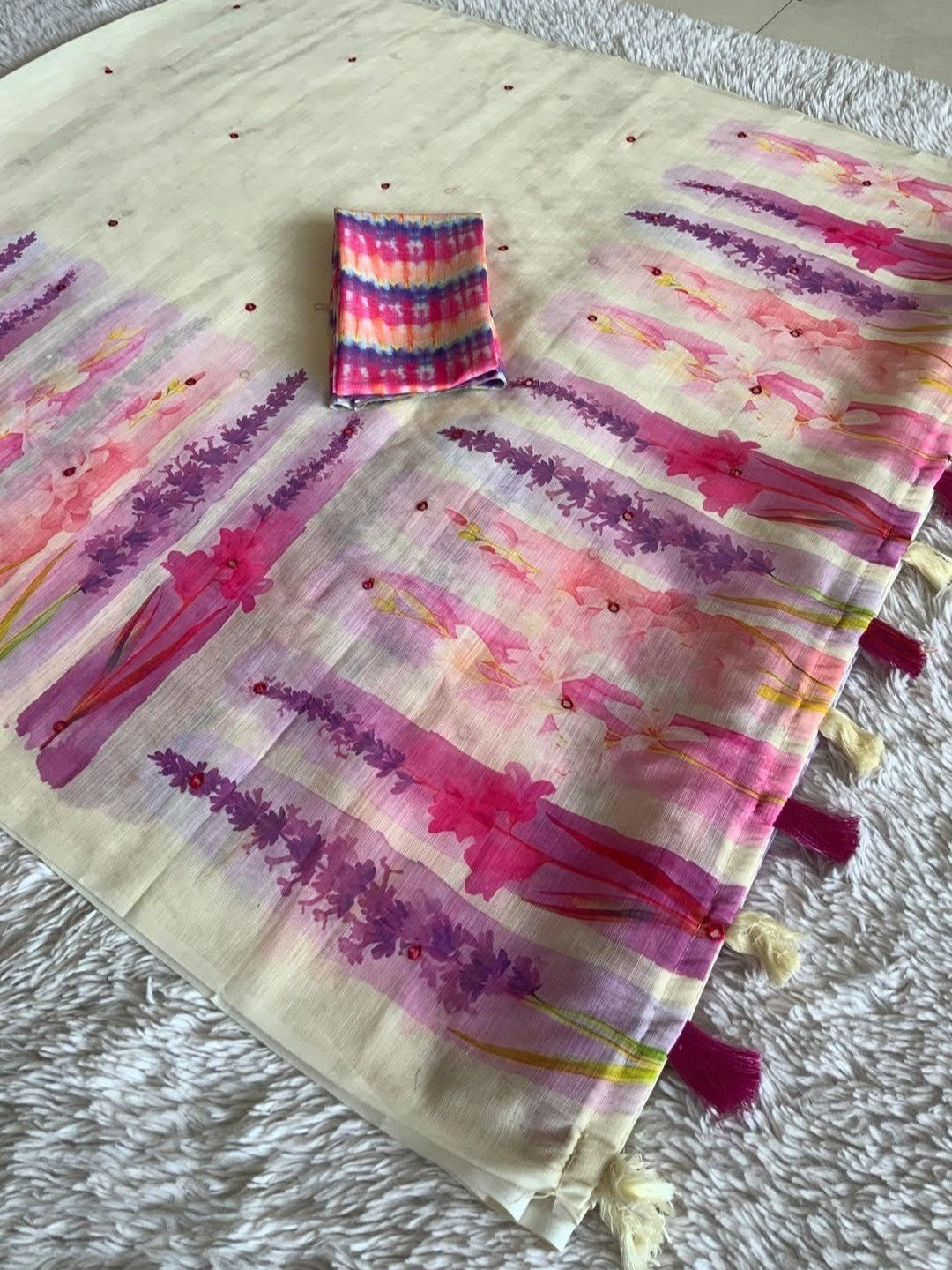 Elegant Cream Linen Saree with Floral Print and Shibori Blouse - Image 2