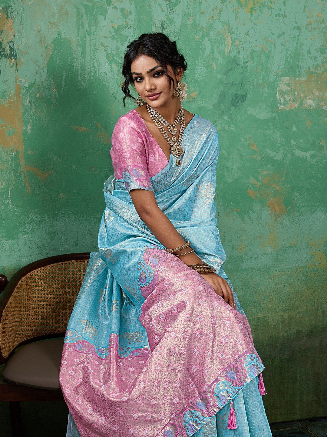 Premium Blue Floral & Checks Zari Weaving Linen Saree With Vibrant Pink Tassel Pallu - Image 5