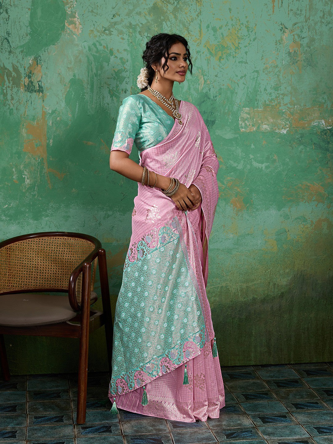 Premium Pink Floral & Checks Zari Weaving Linen Saree With Vibrant Turquoise Tassel Pallu - Image 6