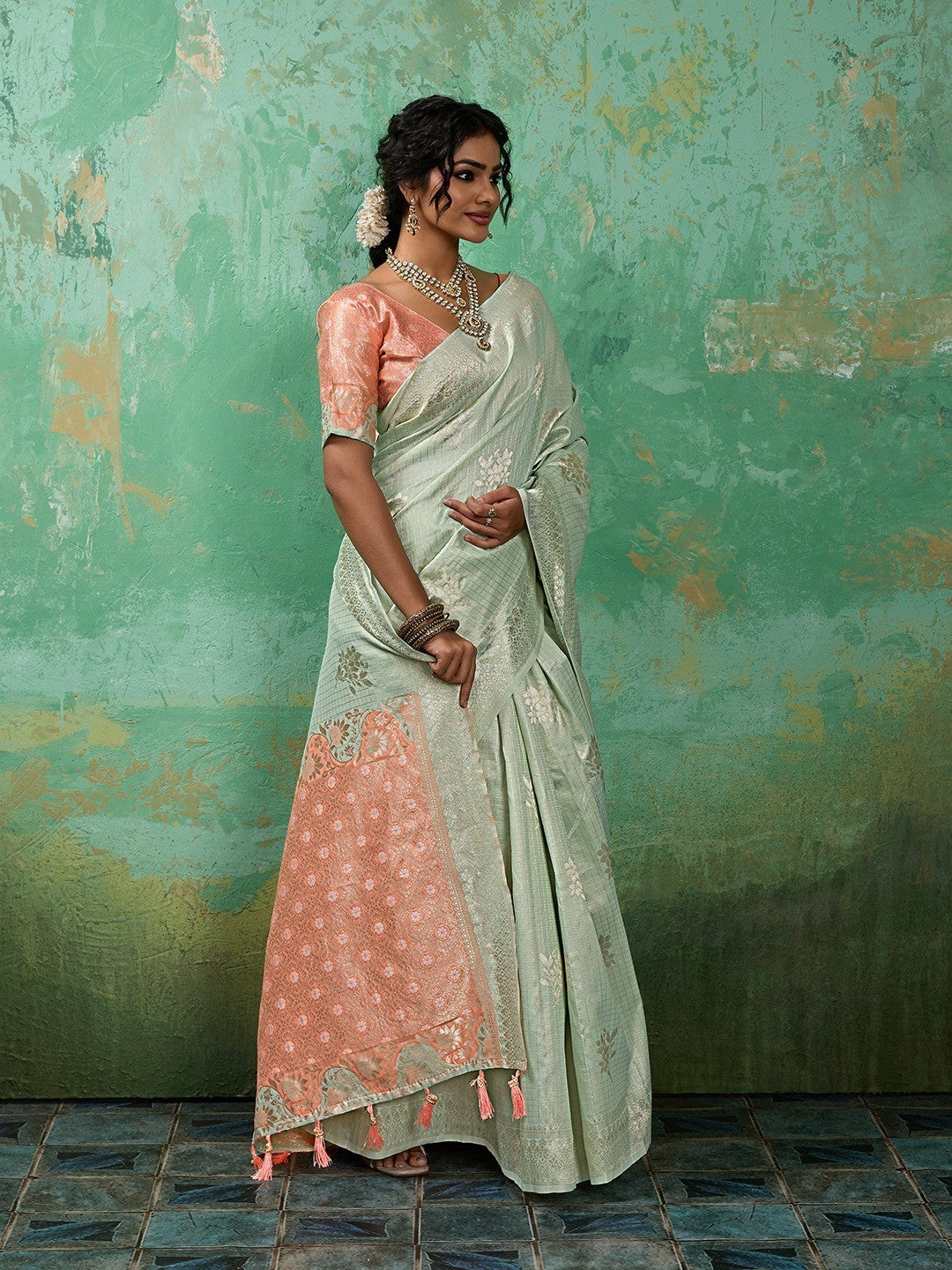 Premium Green Floral & Checks Zari Weaving Linen Saree With Vibrant Peach Tassel Pallu - Image 3