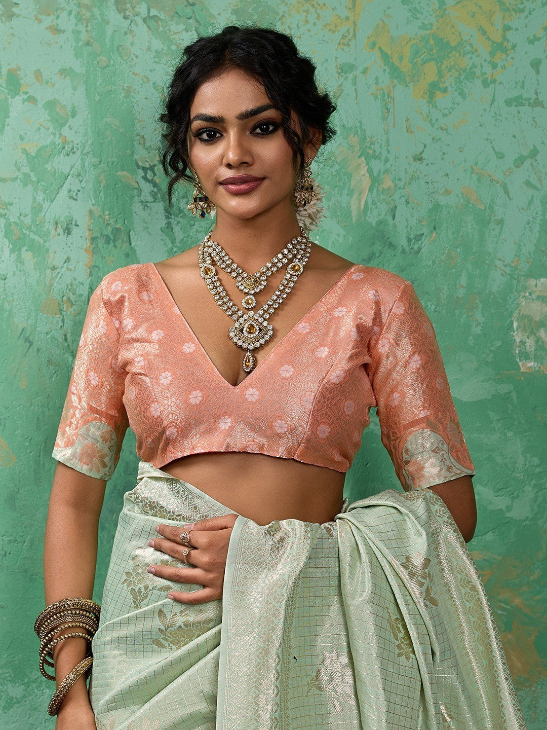 Premium Green Floral & Checks Zari Weaving Linen Saree With Vibrant Peach Tassel Pallu - Image 5