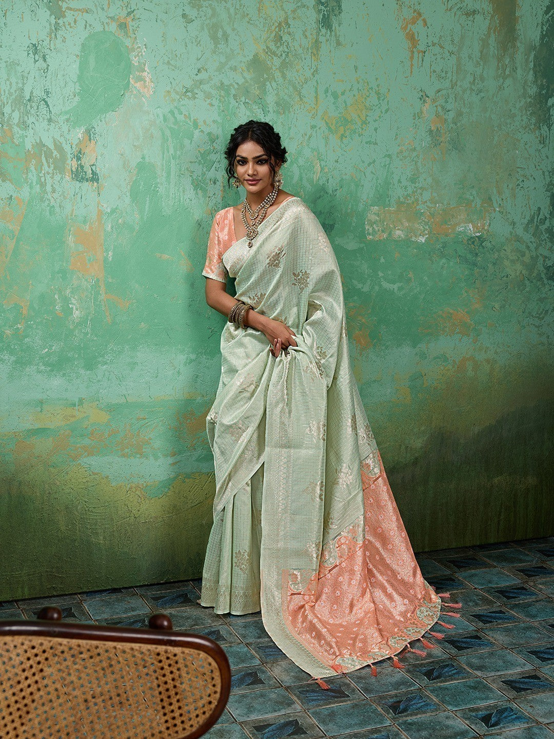 Premium Green Floral & Checks Zari Weaving Linen Saree With Vibrant Peach Tassel Pallu - Image 6