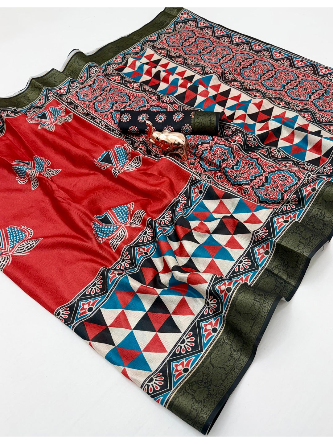 Peachmode Red Soft Marshmallow Saree with Digital Print - Image 3
