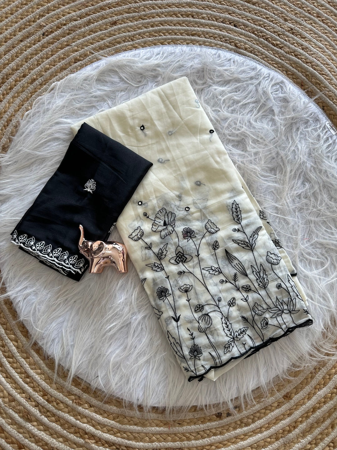 Peachmode White Georgette Saree with black floral embroidery - Image 4