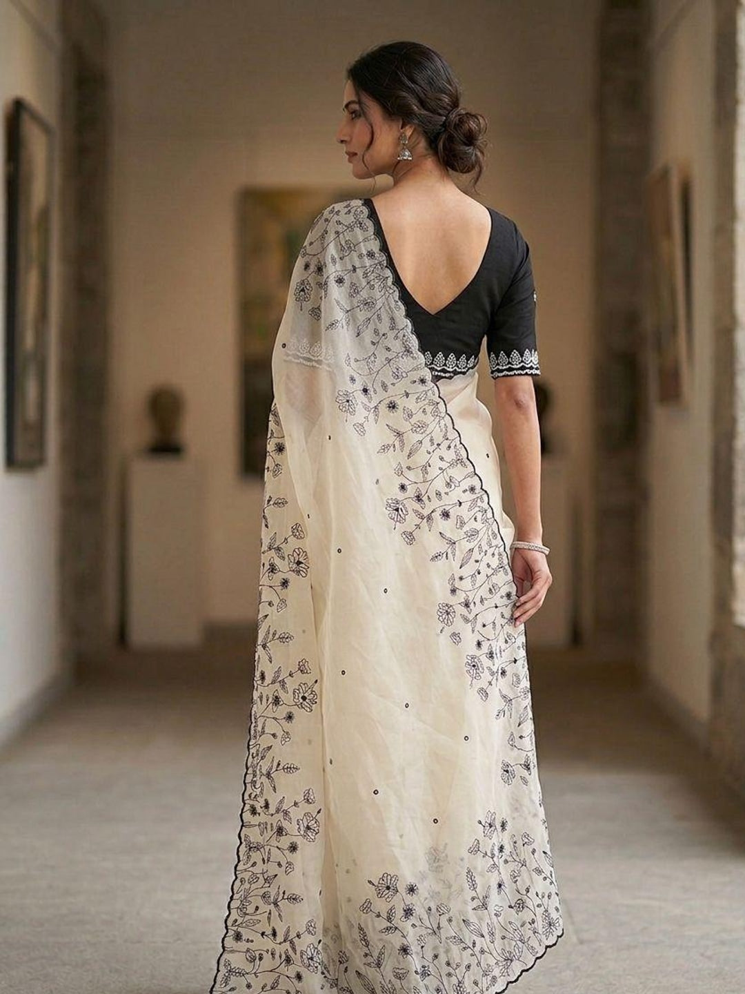 Peachmode White Georgette Saree with black floral embroidery - Image 3