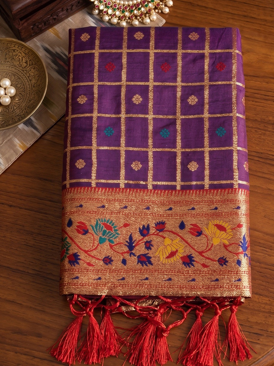 Premium Purple Check Motif Weaving Banarasi Silk Saree With Decorative Border & Pallu - Image 5