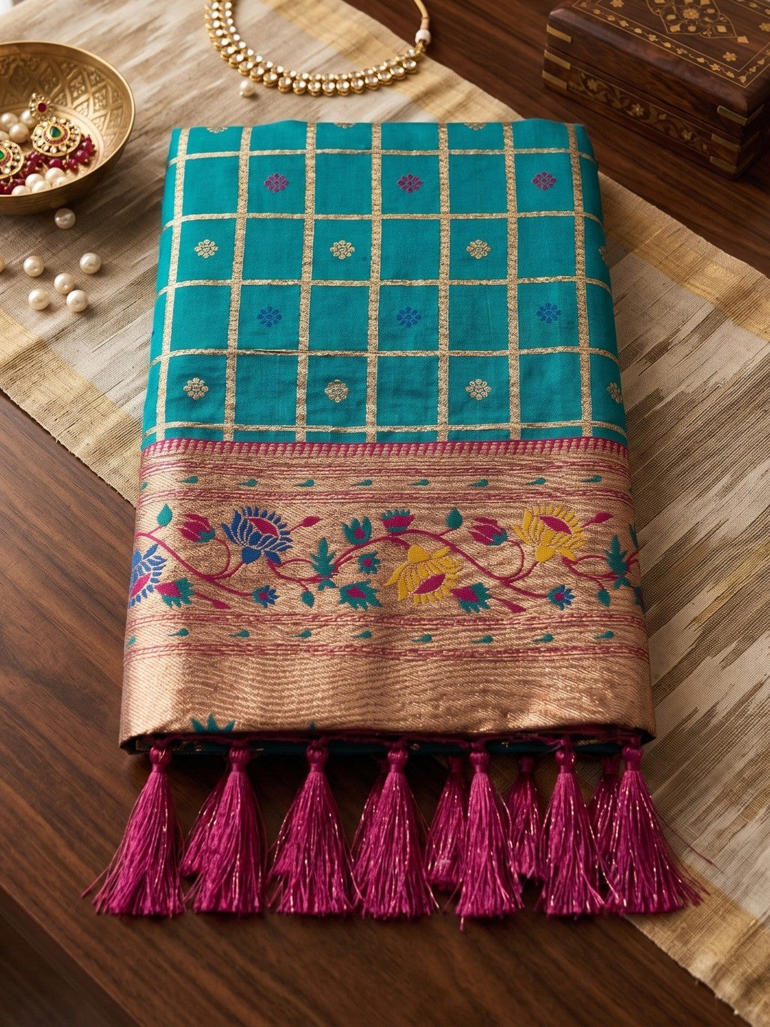 Premium Turquoise Check Motif Weaving Banarasi Silk Saree With Decorative Border & Pallu - Image 5