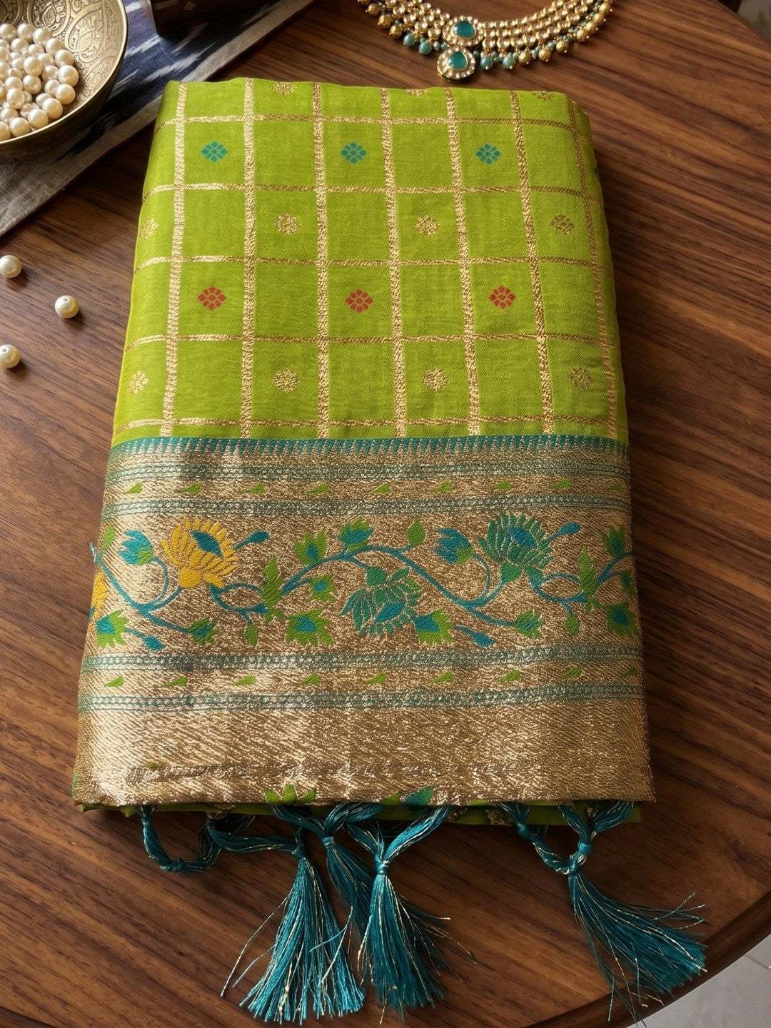 Premium Green Check Motif Weaving Banarasi Silk Saree With Decorative Border & Pallu - Image 5