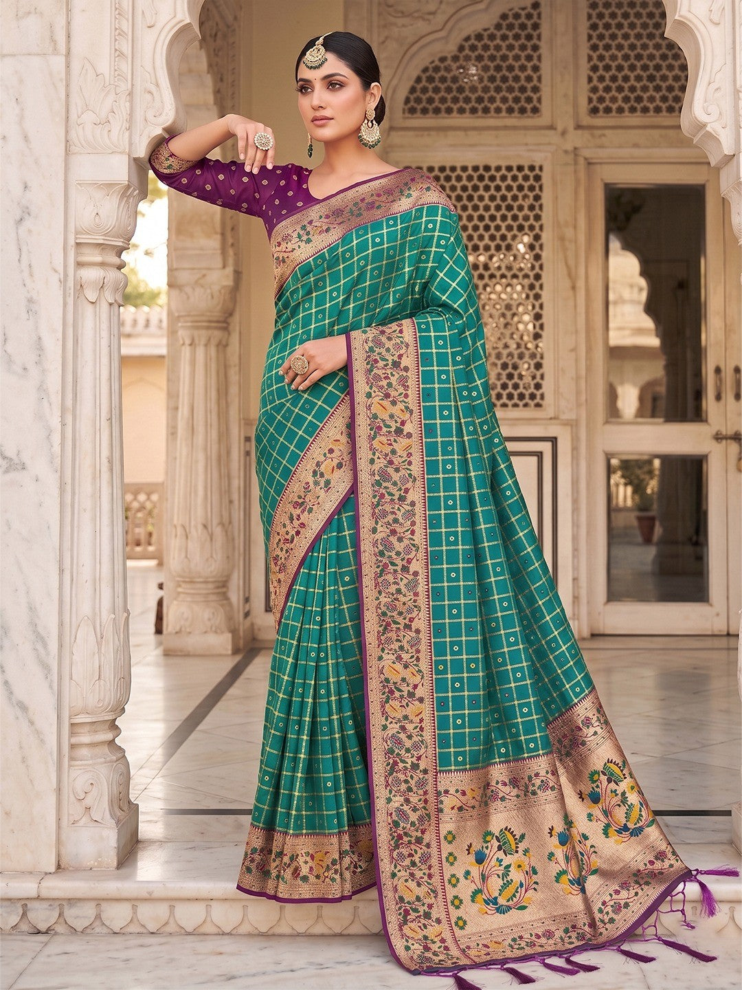 Premium Rama Green Check Motif Weaving Banarasi Silk Saree With Decorative Border & Pallu - Image 2